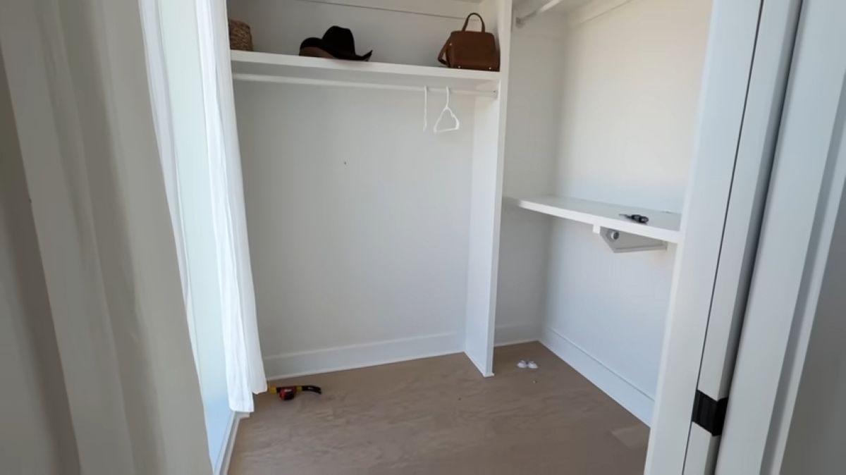 殺風景なクローゼットをDIYすると……　まるでオフィスのような光景に「うわぁ！　ほんとすごい」「完璧な仕上がり」（1/2） | リフォーム・リノベーション・DIY ねとらぼ