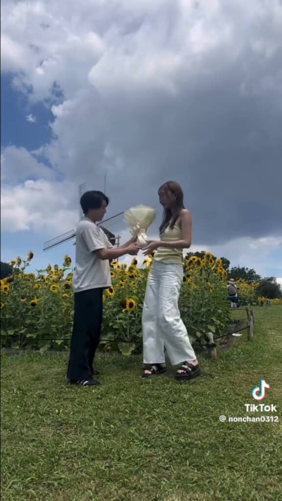 ひまわり畑でサプライズ