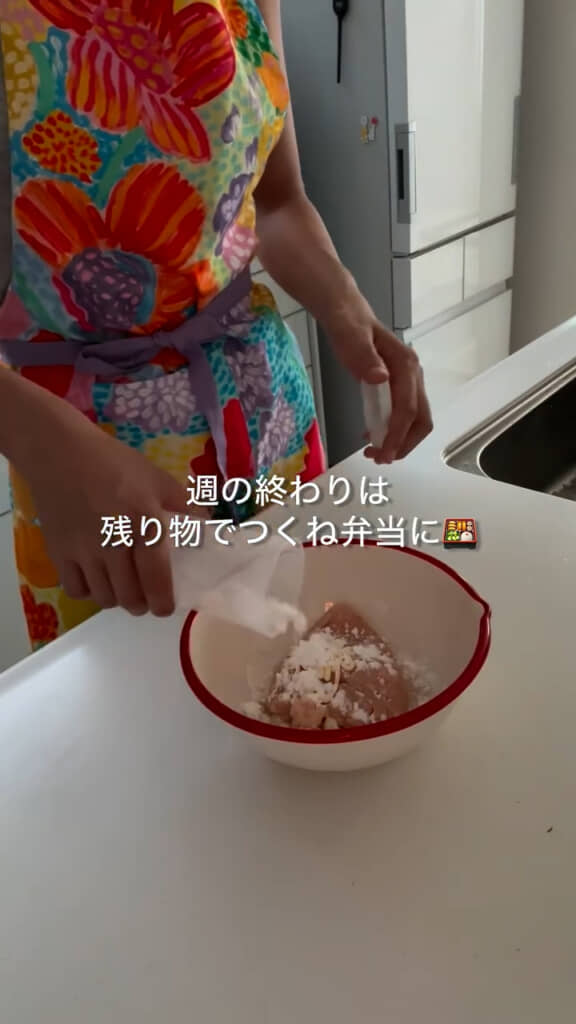 冷蔵庫の残り物で手際よく作っていく
