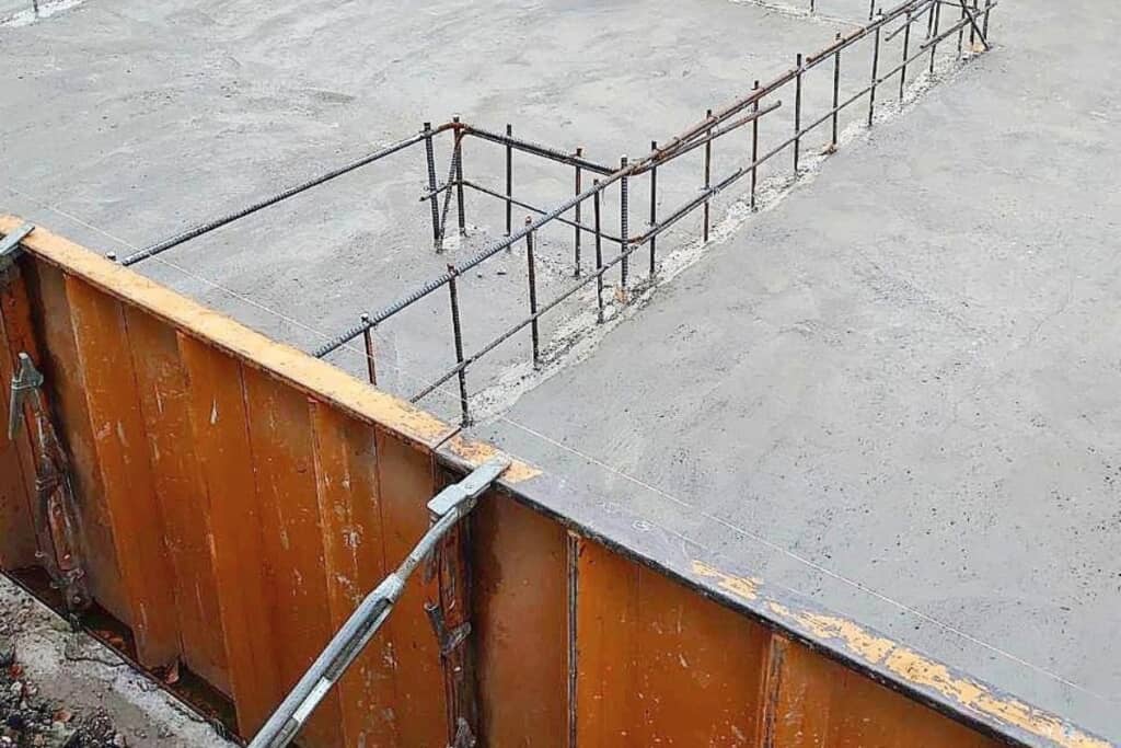 ついに基礎が完成し、見に行くと……？