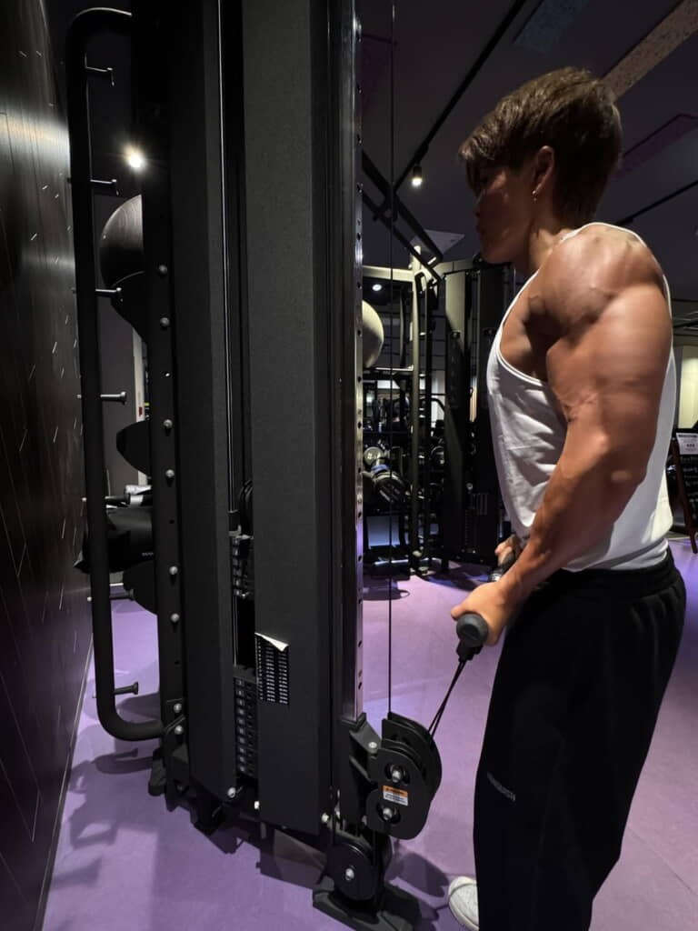 ケーブルマシンでトレーニング中の投稿者さん。筋肉がすごい！