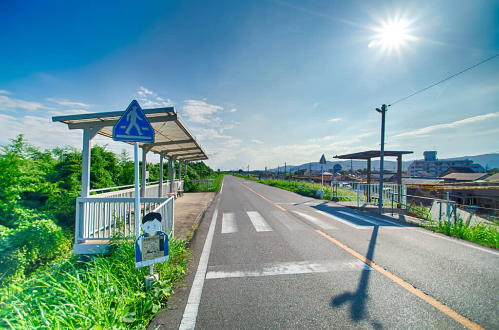 バスの停留所（出典：PIXTA）