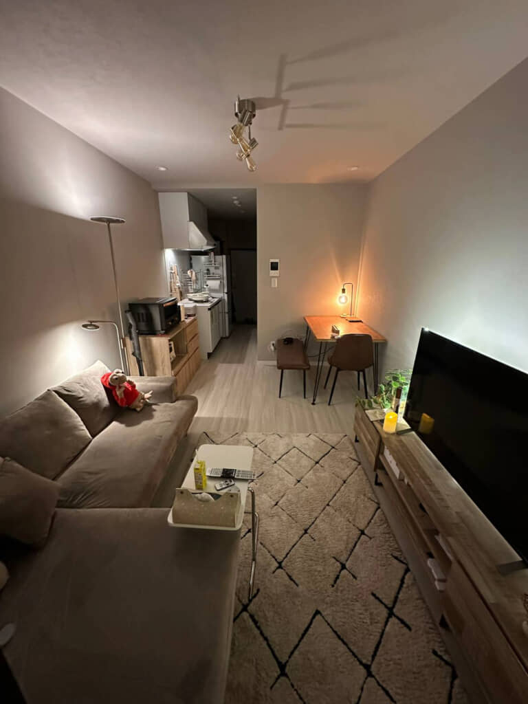 壁際にダイニングスペースが