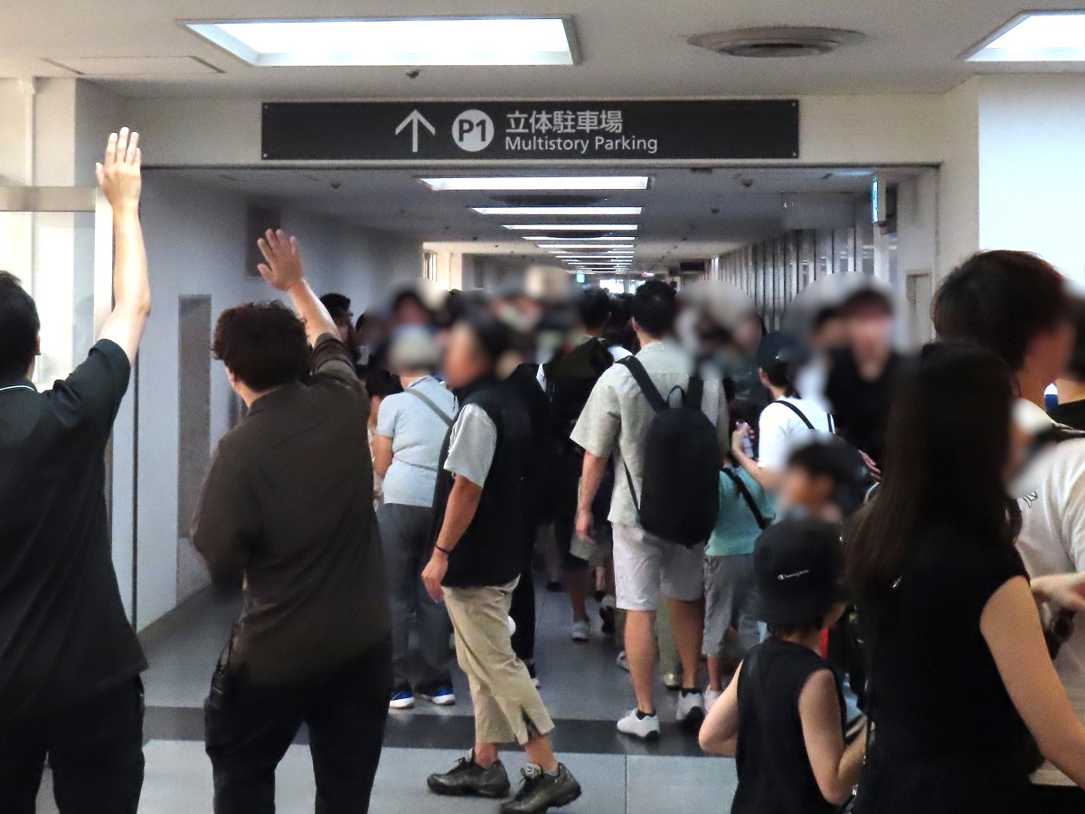 会場前には長蛇の列