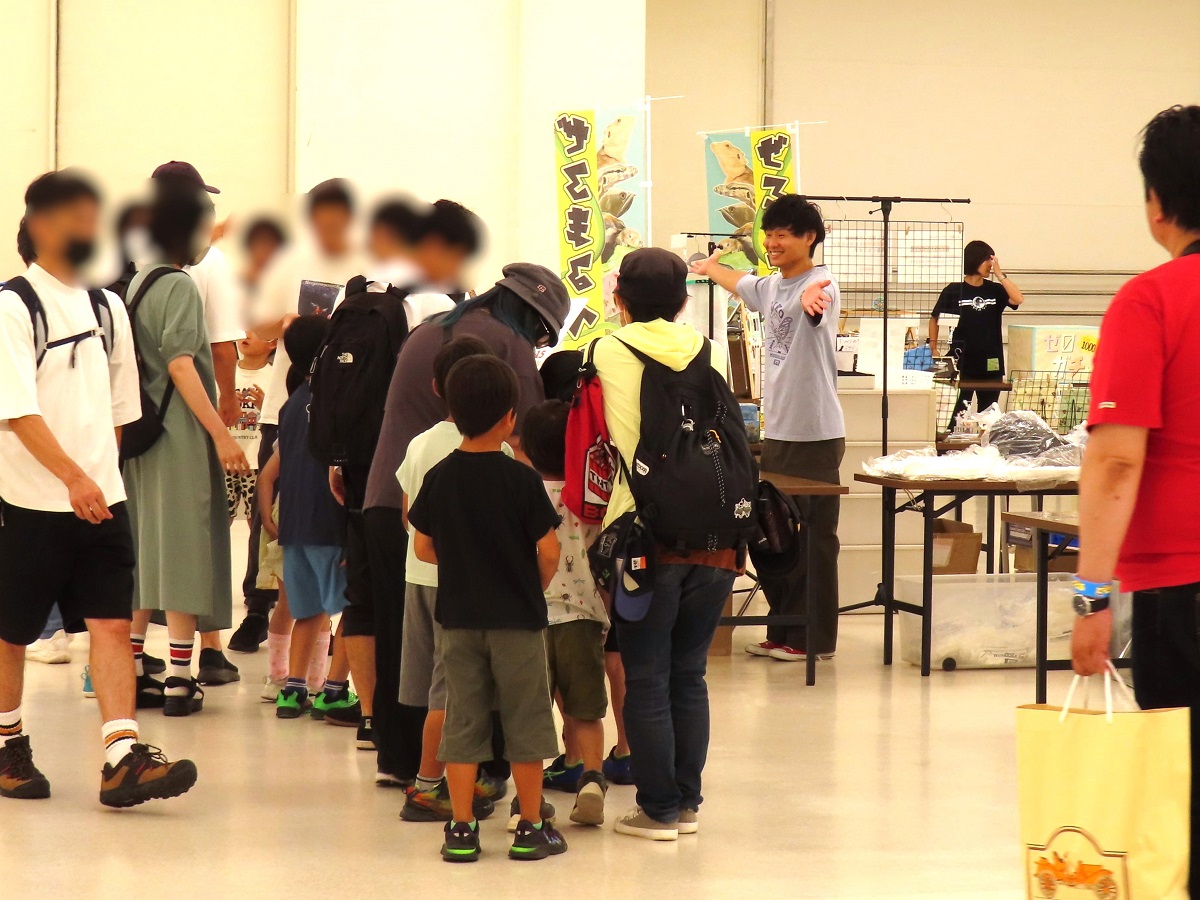 開場と同時に推しクリエイターのもとへ駆け寄るファンの姿も