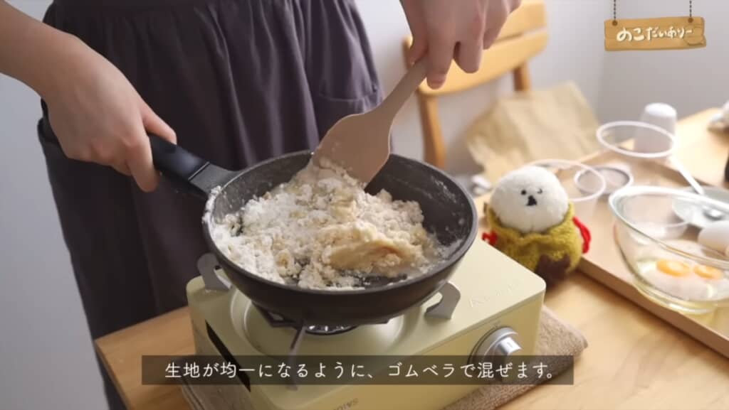 ゴムベラでしっかり混ぜ合わせる