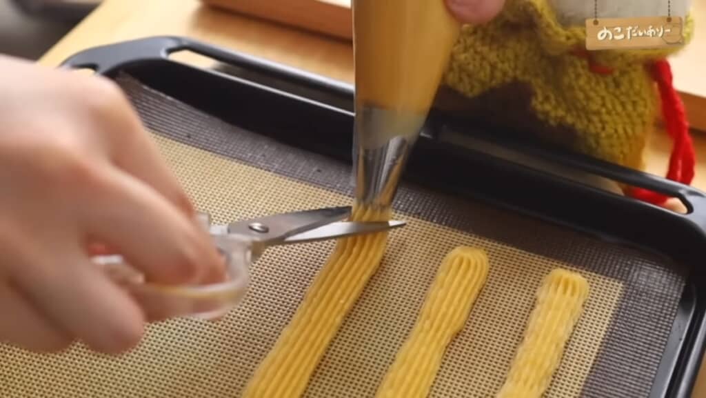 星口金ギリギリのところで生地をカット