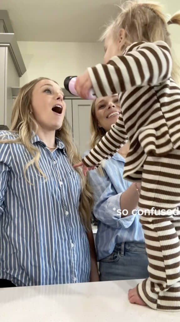 交互に指さして……