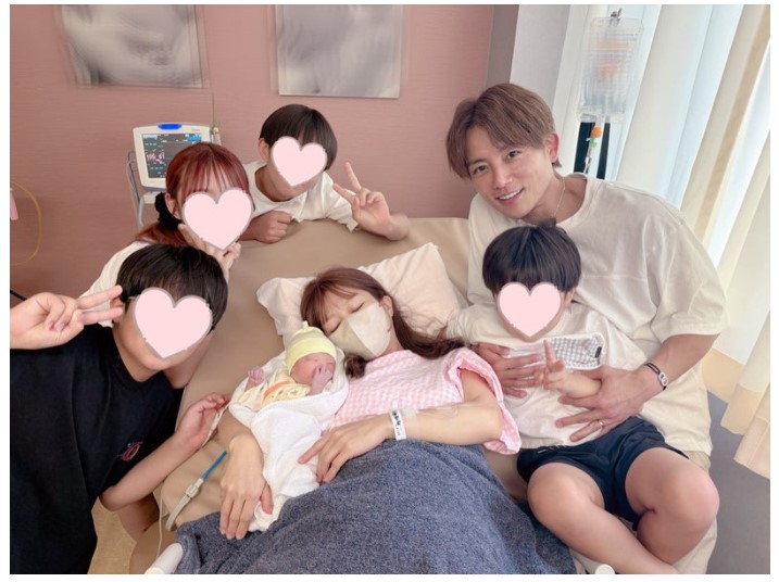 第5子次女を出産した辻希美の家族ショット