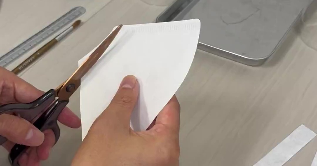 紙を細長く切って色を塗り、液体に浸したら……　自由研究にもピッタリな光景に「実際にやってみたい」「ヒーローになれるヤツ」（1/3） | ライフスタイル ねとらぼ