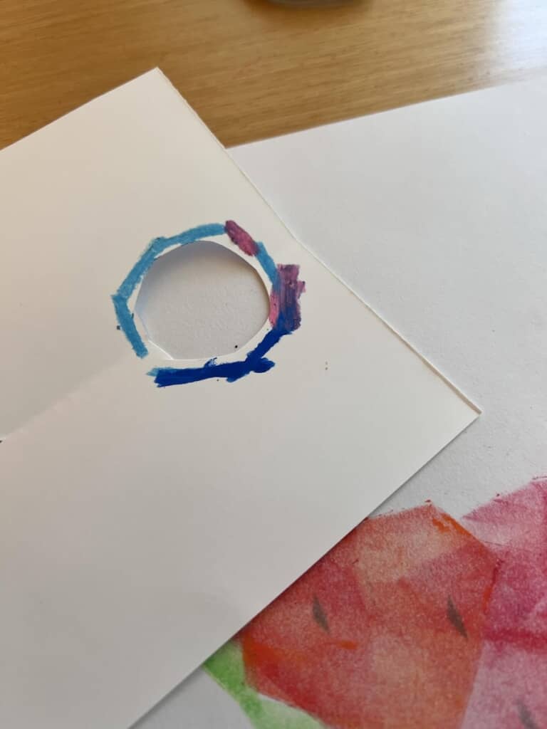 画用紙に穴を開けて型を作り