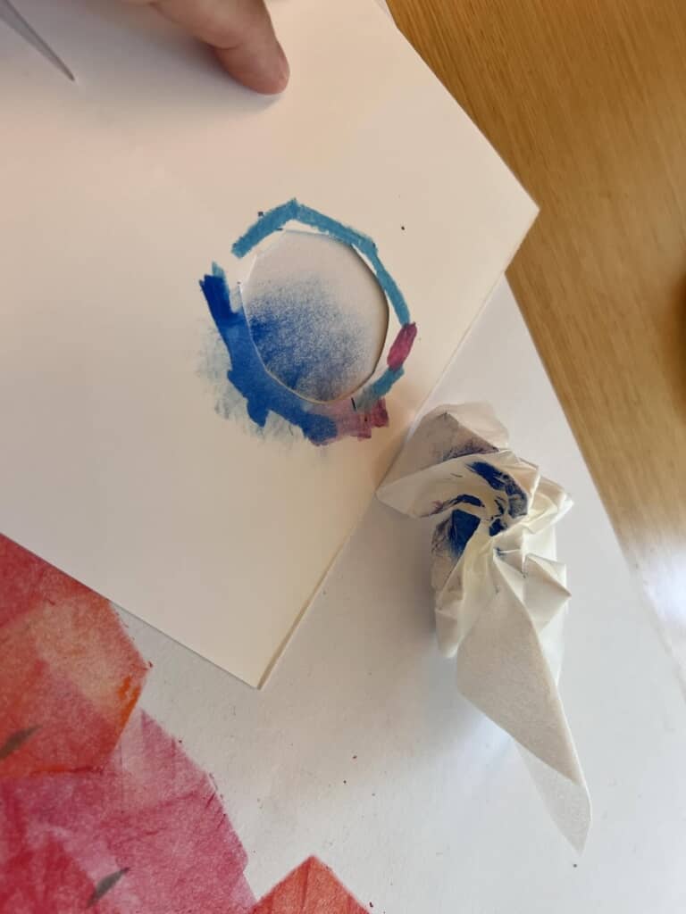 周りに塗ったクレヨンをティッシュでこすると……