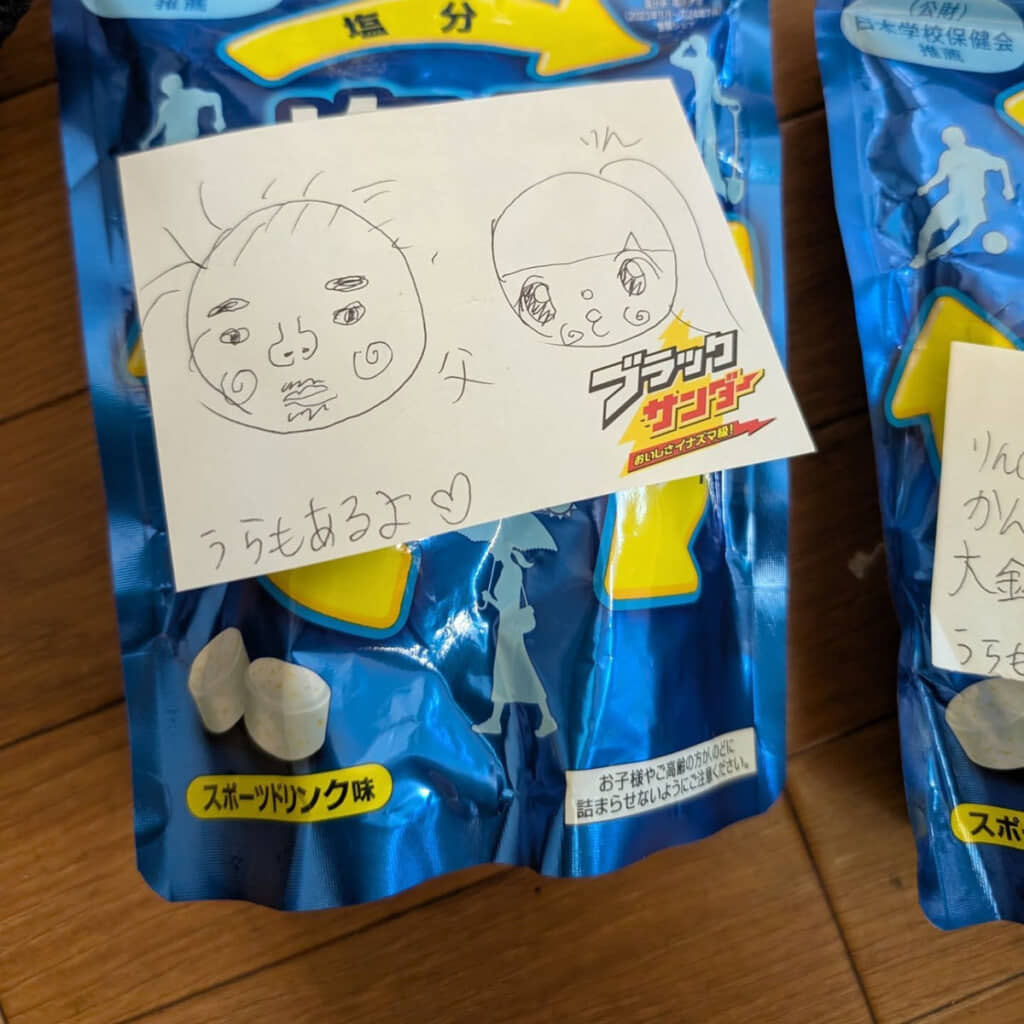 父娘の似顔絵（なぜかブラックサンダー添え）