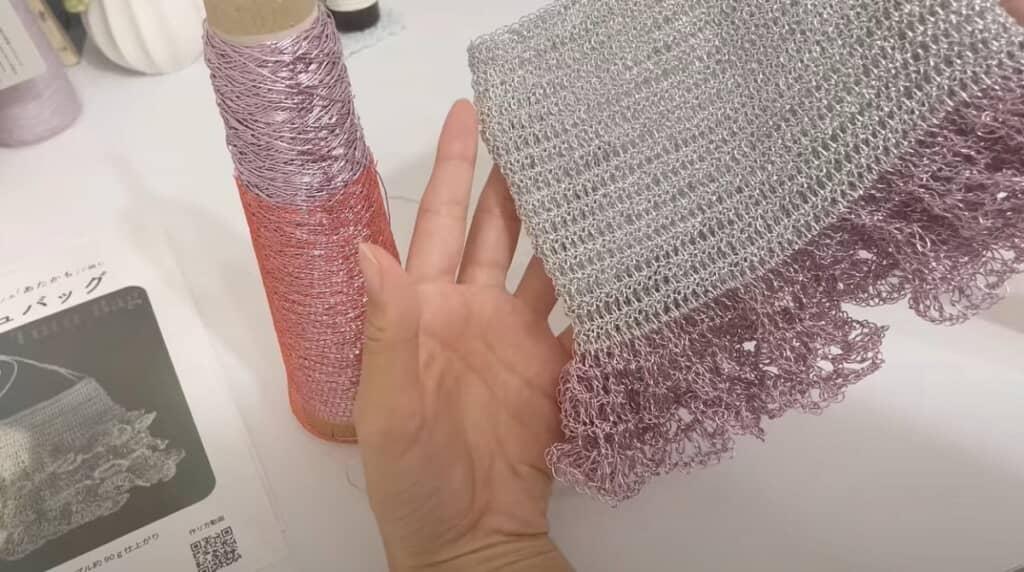 2色の糸を組み合わせて編んでいます