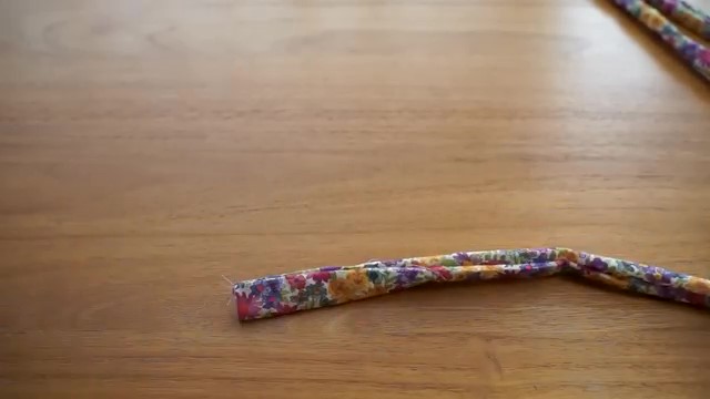 ミシンで縫って表に返します