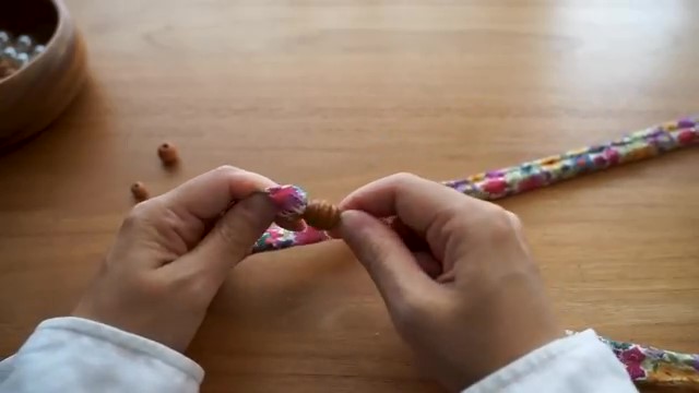 ウッドビーズは穴に布を通します