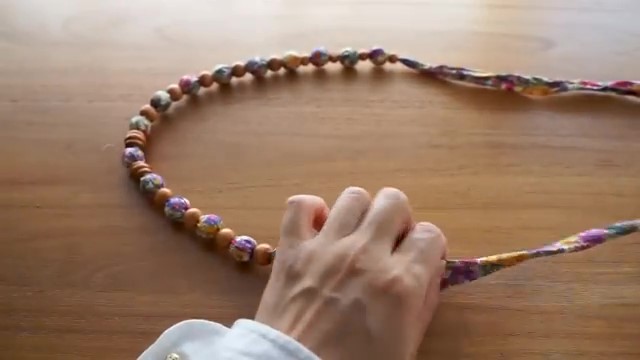 パールビーズとウッドビーズを交互に通します