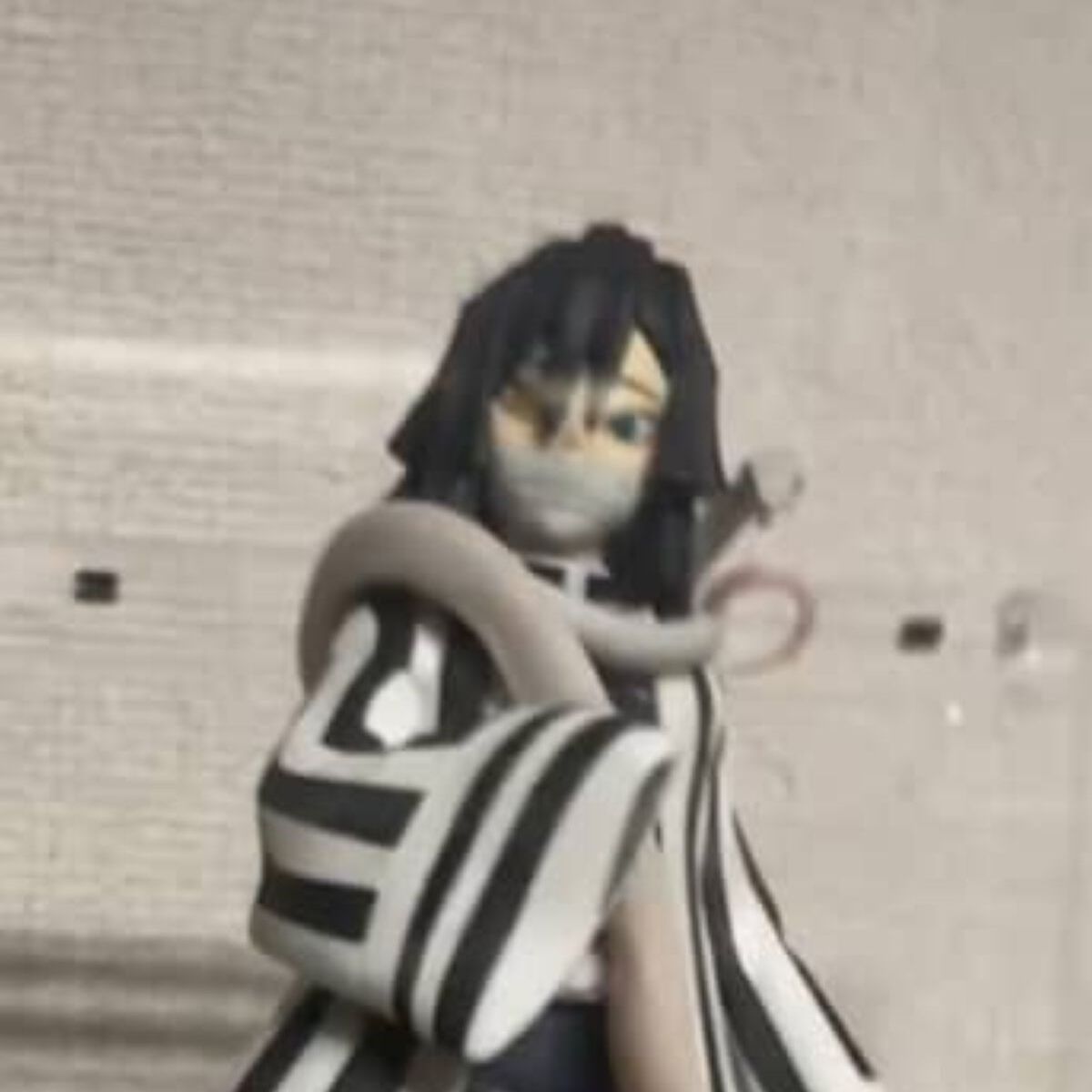 『鬼滅の刃』のフィギュアを置いておいたら……　現れた“まさかの生き物”に仰天「違和感ゼロ」「伊黒さんも嬉しそう」 | ライフスタイル ねとらぼ