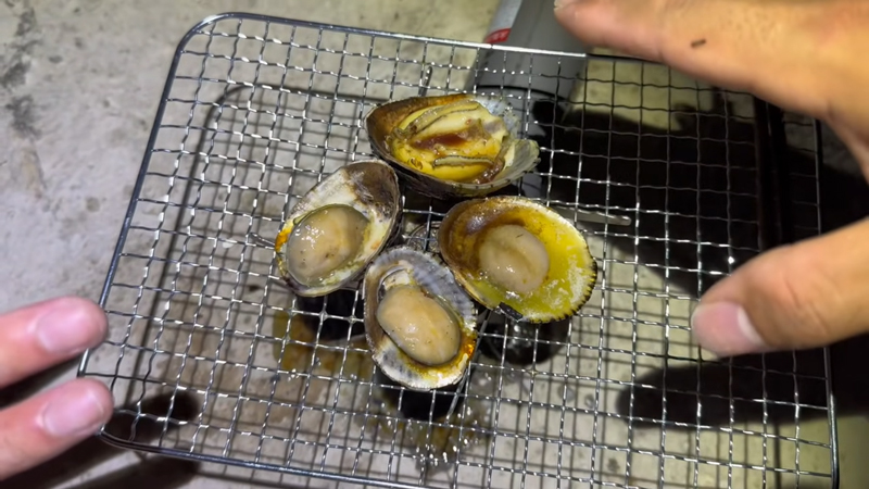 まずはマツバガイのバター醬油焼きをいただきます