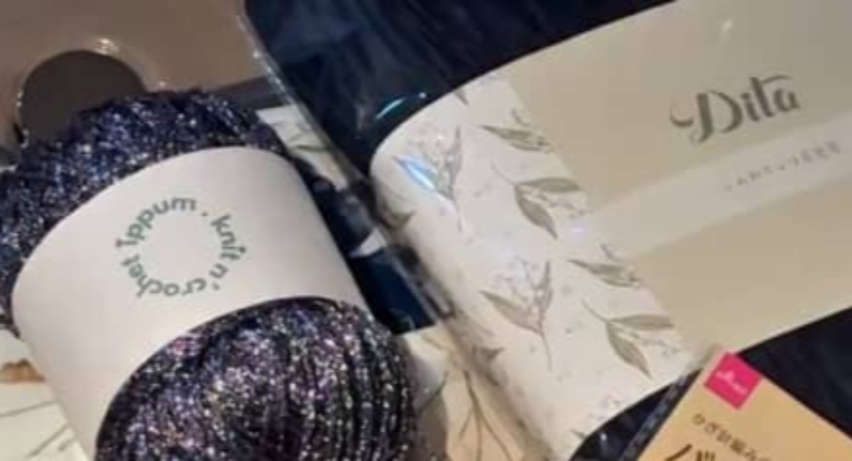 ダイソーのアイテムに、キラキラの毛糸を編んでいくと……　浴衣にピッタリなアイテムが「可愛いですねー！」（1/3） | ライフスタイル ねとらぼ