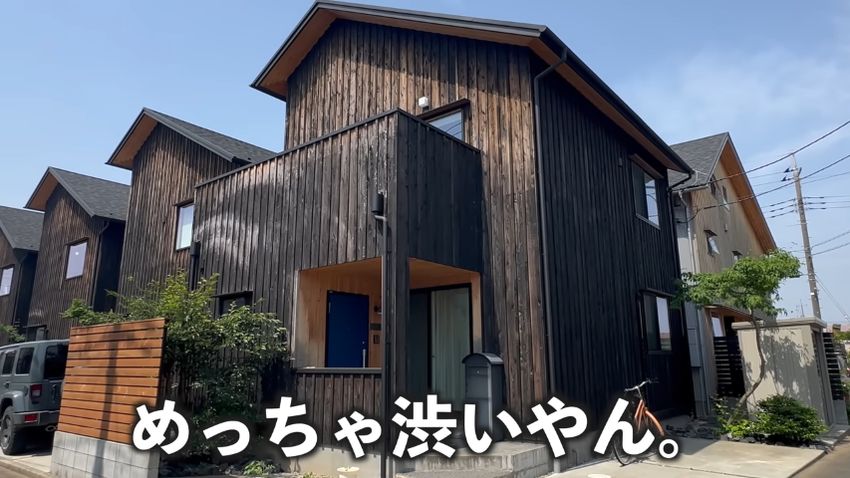 防腐処理を施して黒くなった杉板を張っている家