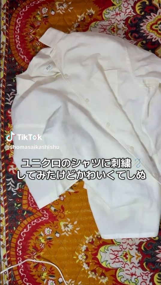 刺しゅう前のユニクロの白シャツ