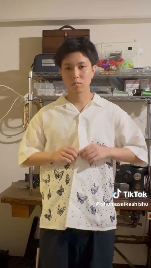 胸元にはブランド名