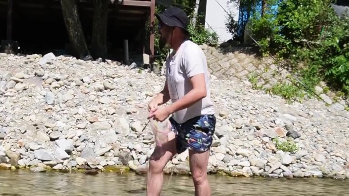 川遊びに行った夫妻、夫が騒ぎ出したと思ったら……「10回は見ました」　妻爆笑の“まさかの展開”が130万表示「時間返してw」（1/2） | ライフスタイル ねとらぼ