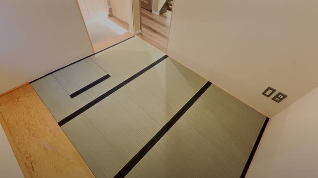 小さい畳を外すと炉があるに違いない