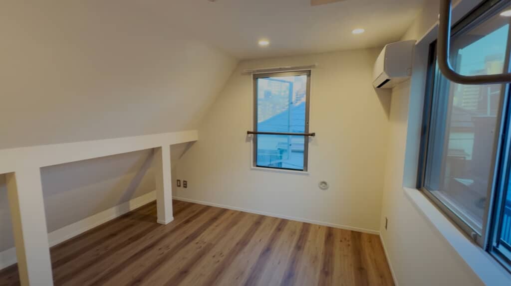 この洋間は使い方を考えたくなる……