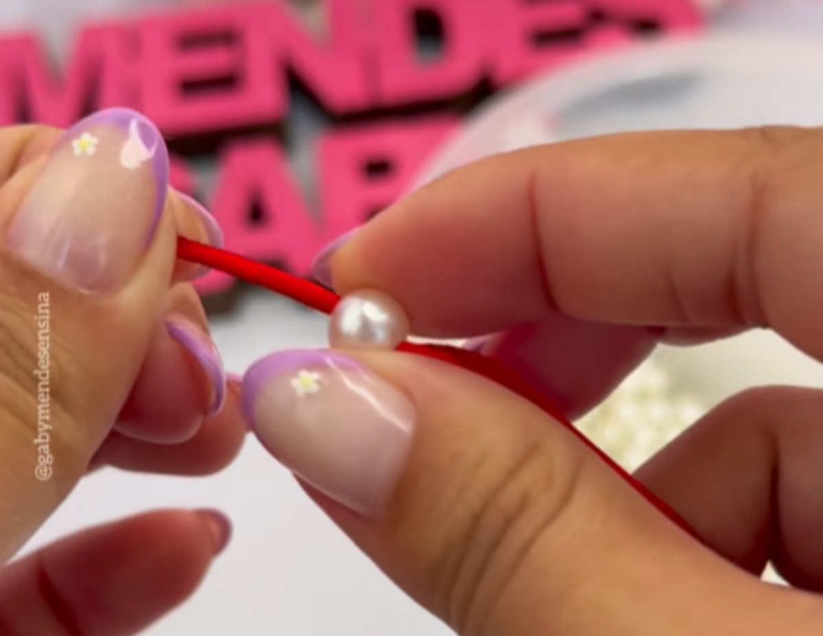 大粒ビーズをリボンに通し、ぐるぐる巻きつけるだけで……「う、美しすぎる！」　高級感たっぷりなおめかしアイテムに大反響【海外】（1/3） | ライフハック ねとらぼ