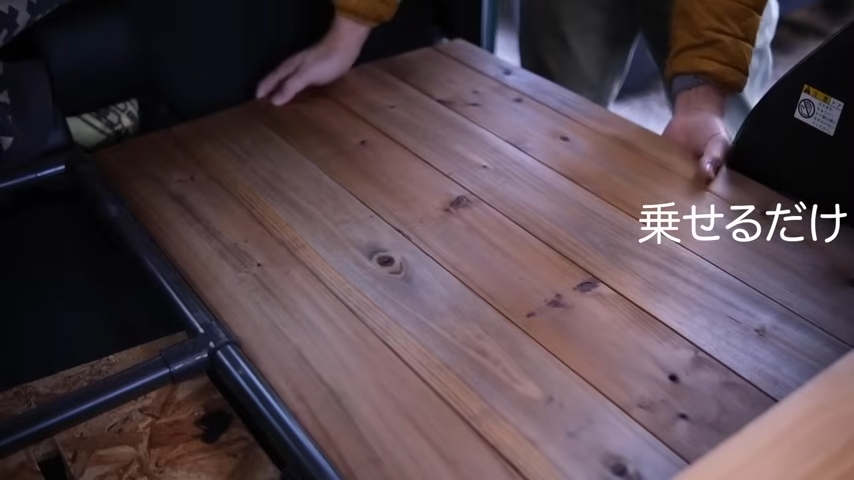 仕上げた床板を設置する様子