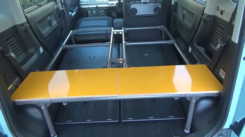 床を支えるフレームを自作。分割した床板を乗せて使います