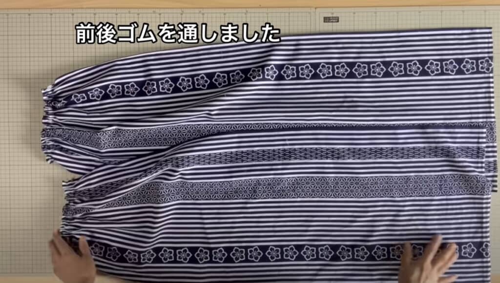 前後の襟ぐりにゴムひもを入れます