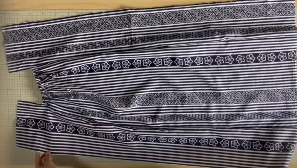 両脇の生地を縫い合わせます