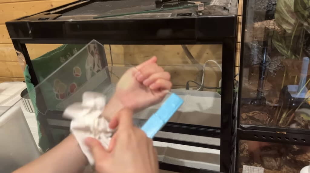 ガラス戸も拭く