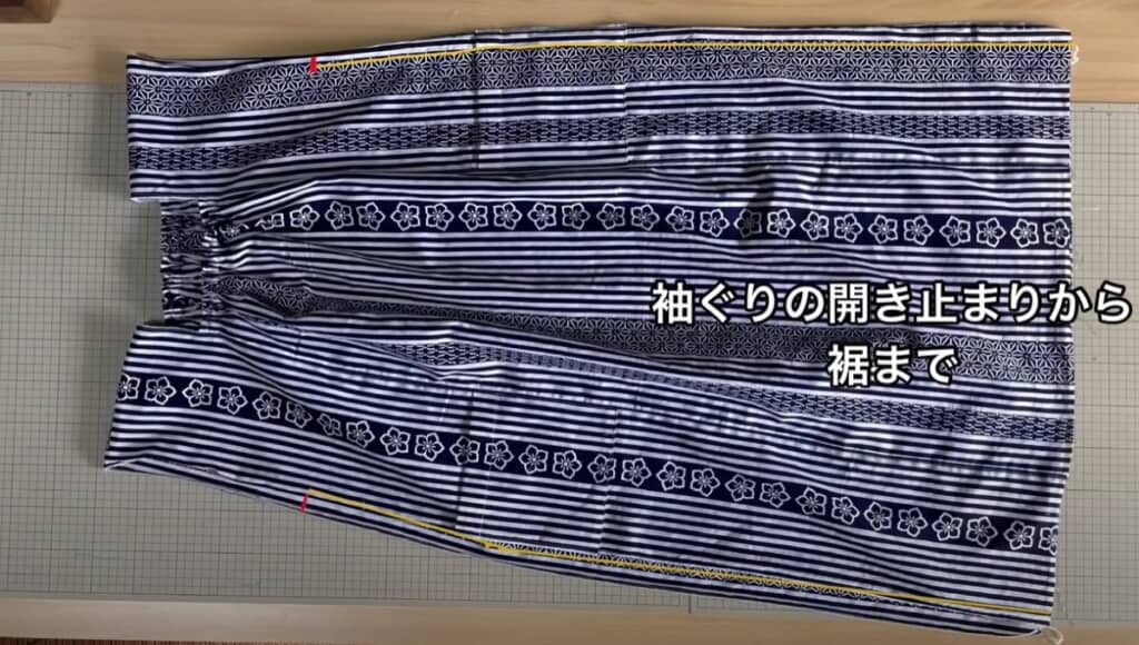 袖ぐりの開き止まりから裾までを縫います