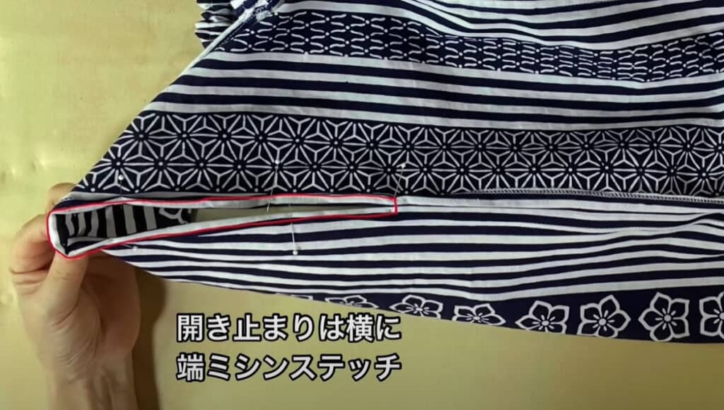 袖ぐりにミシンをかけます