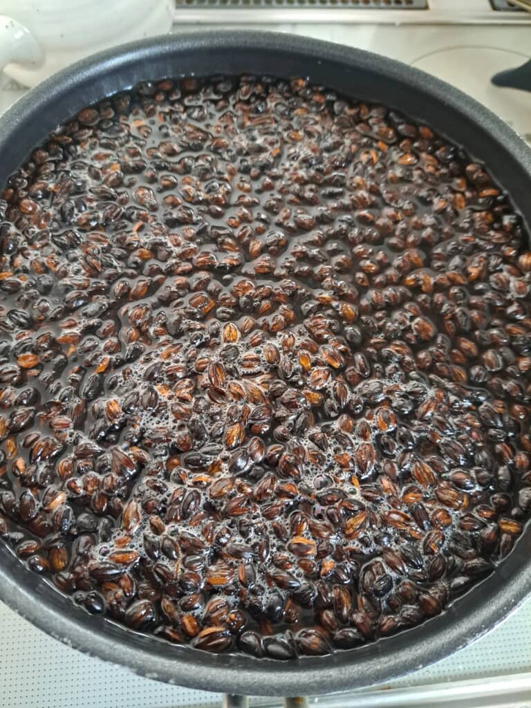 煮出し中の麦茶