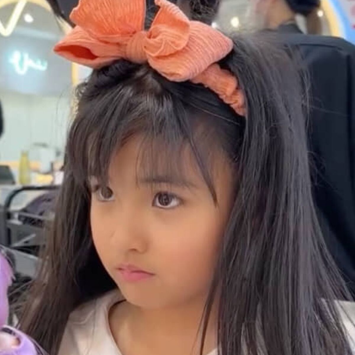 6歳娘、美容室デビューでまさかの大変身→母も驚きの仕上がりに「ろろろろ、6歳！？」「大人っぽい！」と163万再生 | 美容 ねとらぼ