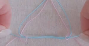 ひもを編んで作るお花のアンクレット