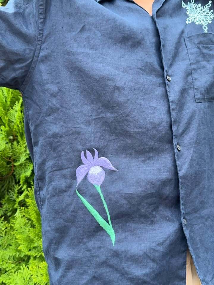 紺色のシャツに映える色合い