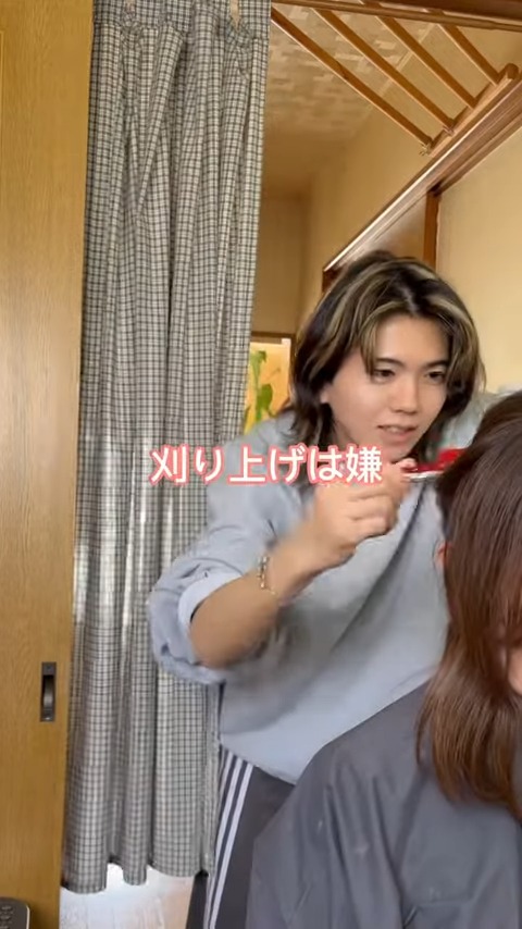 「刈り上げは嫌」という字幕が表示され、母の希望に応じて慎重にカットしている場面。