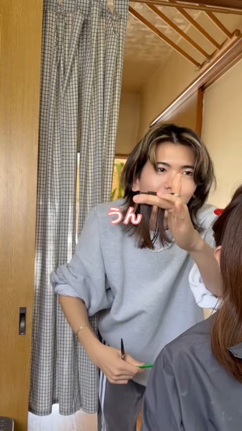 髪をカットしている様子