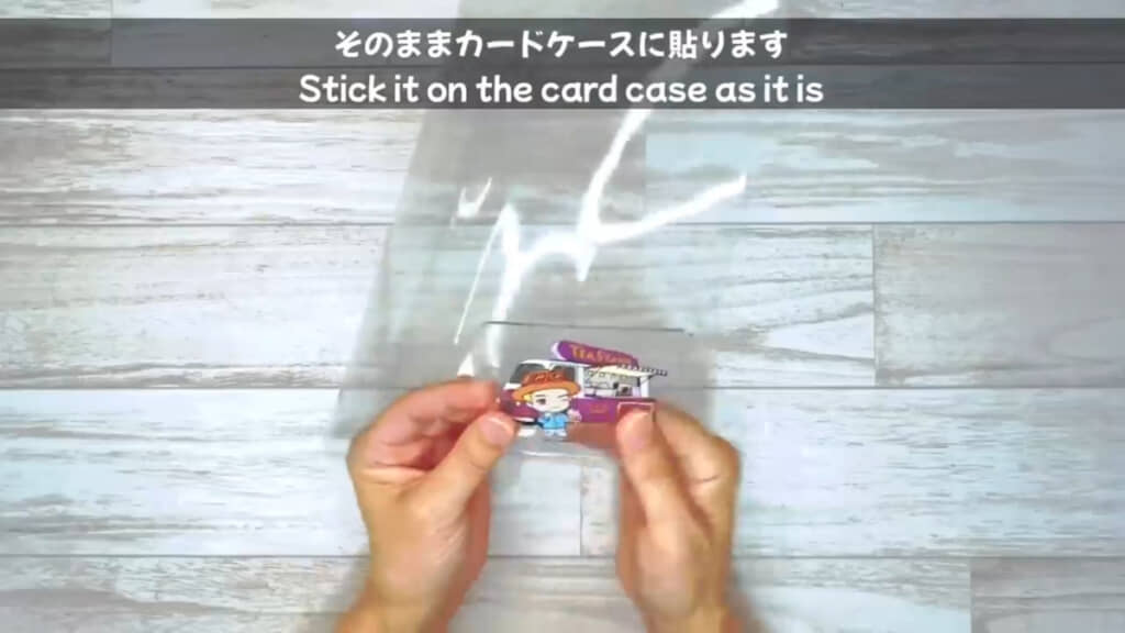 両面吸着シートにラベル、カードケースの順で貼っていきます