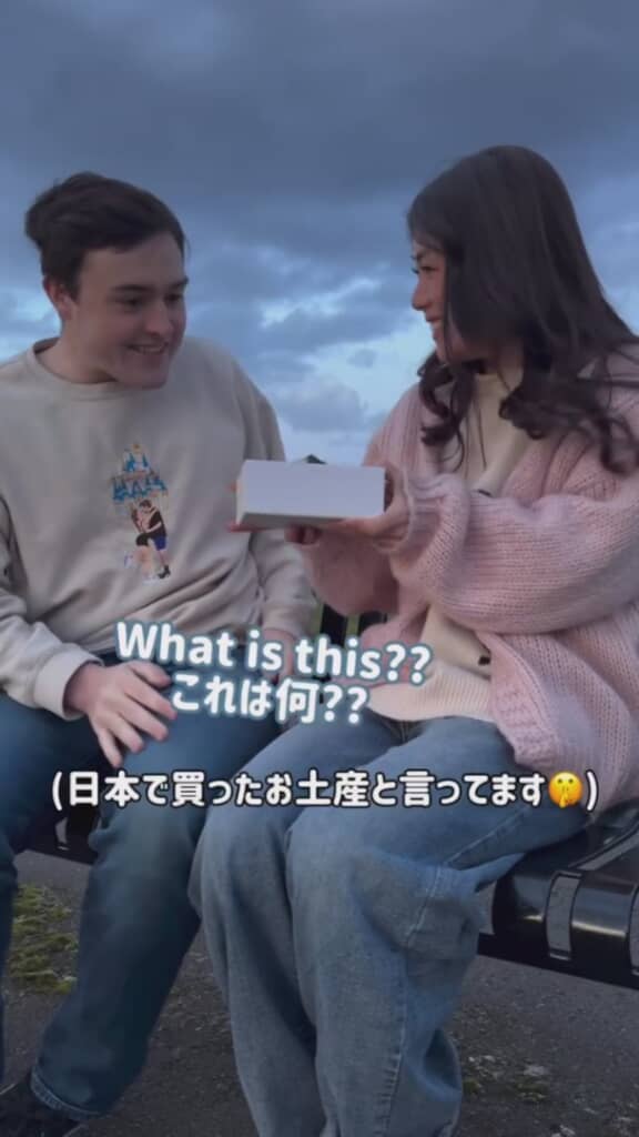 プレゼントボックスを手渡すゆうきさん