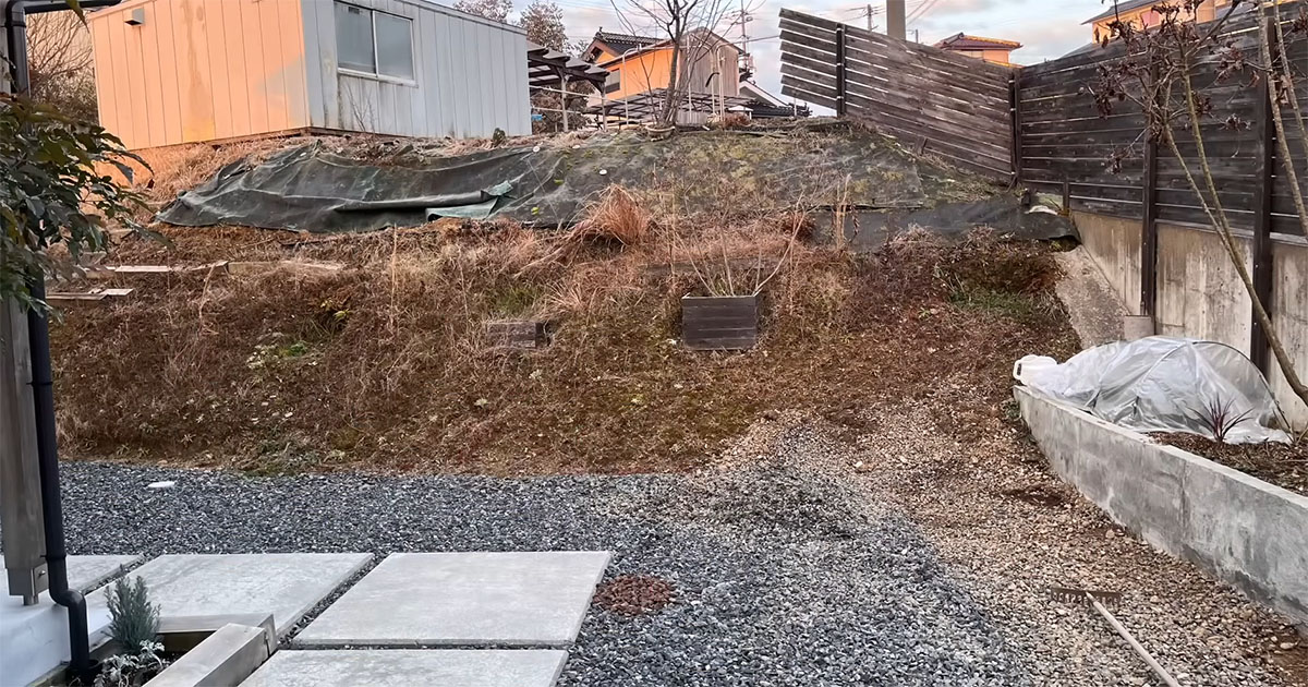 殺風景だった玄関先の庭→30代夫妻が週末DIYで1年後……　完成した“憧れの空間”に「すごすぎ！」「見入っちゃいました」（1/3） | リフォーム・リノベーション・DIY ねとらぼ