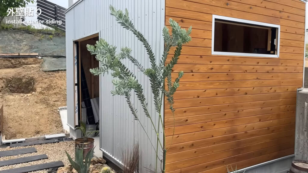 一面は杉板張りにした