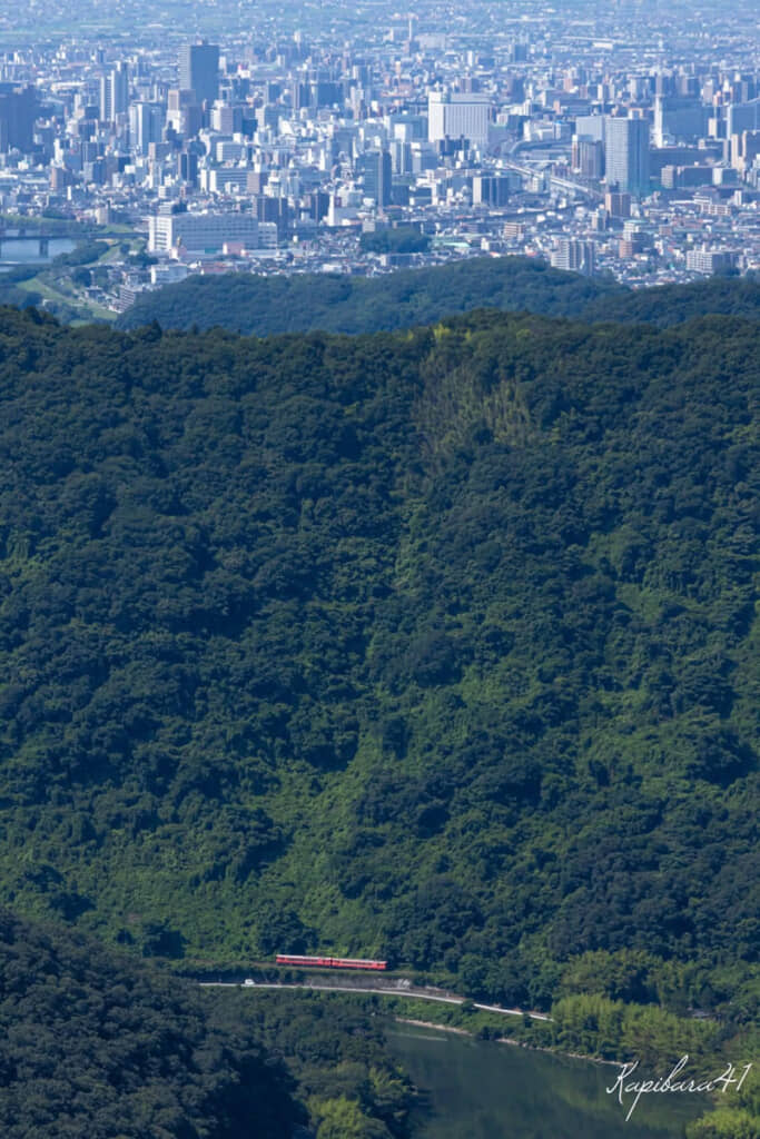 山を境に都会と山地に分かれる不思議な風景