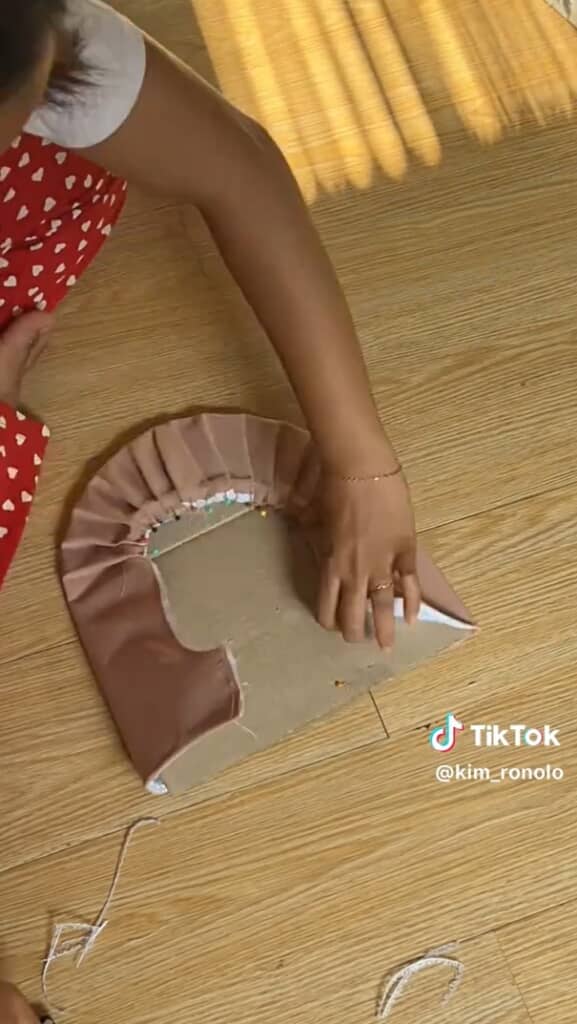 型紙にそってプリーツを作りながら制作